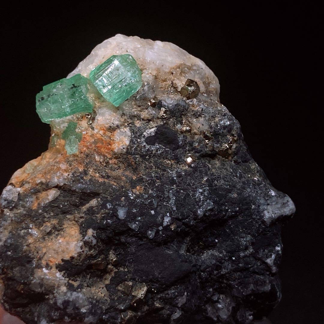 P*L様 エメラルド　パイライト　共生　原石　鉱物標本　302