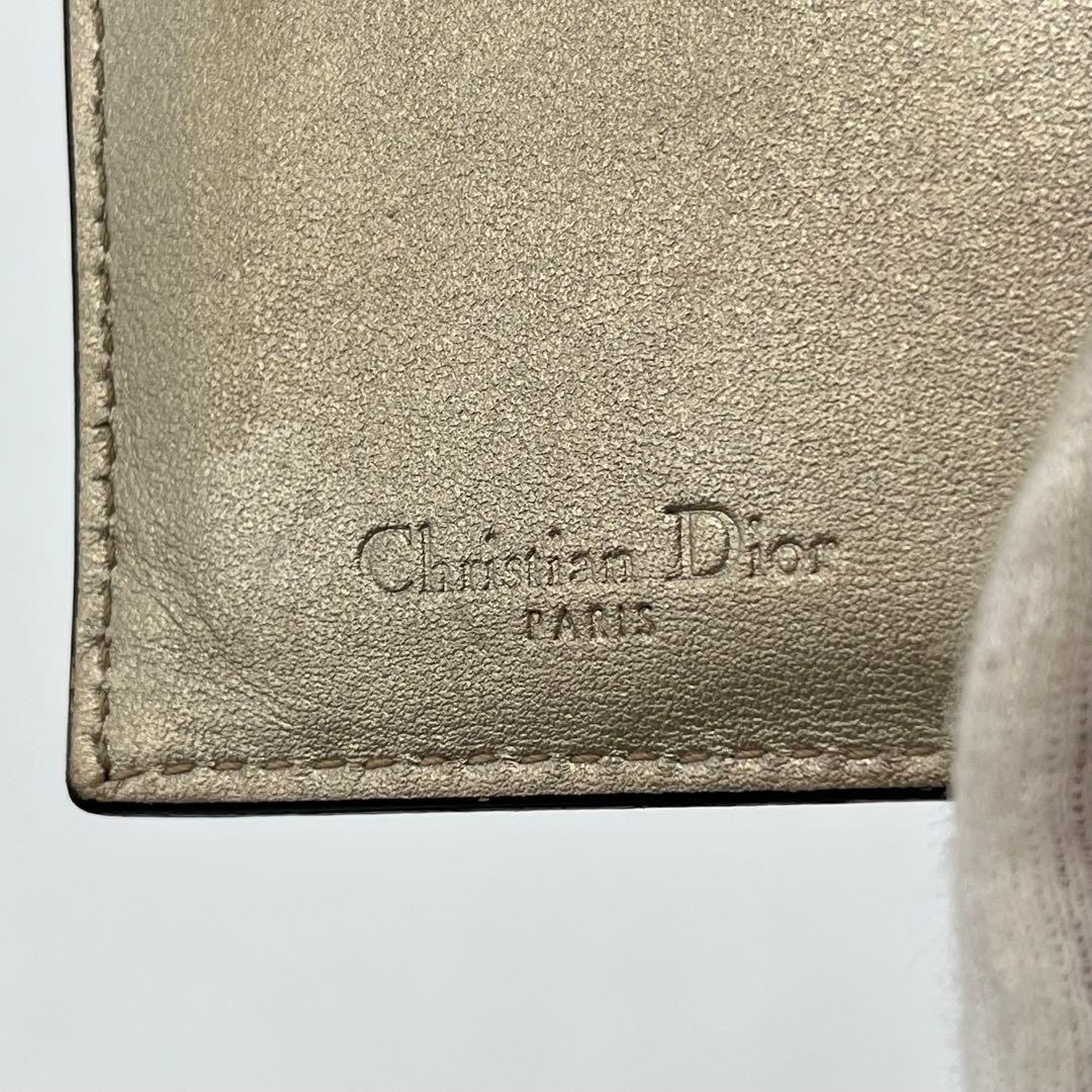 【美品】クリスチャンディオール 二つ折り財布 カナージュ ロゴ金具 レザー