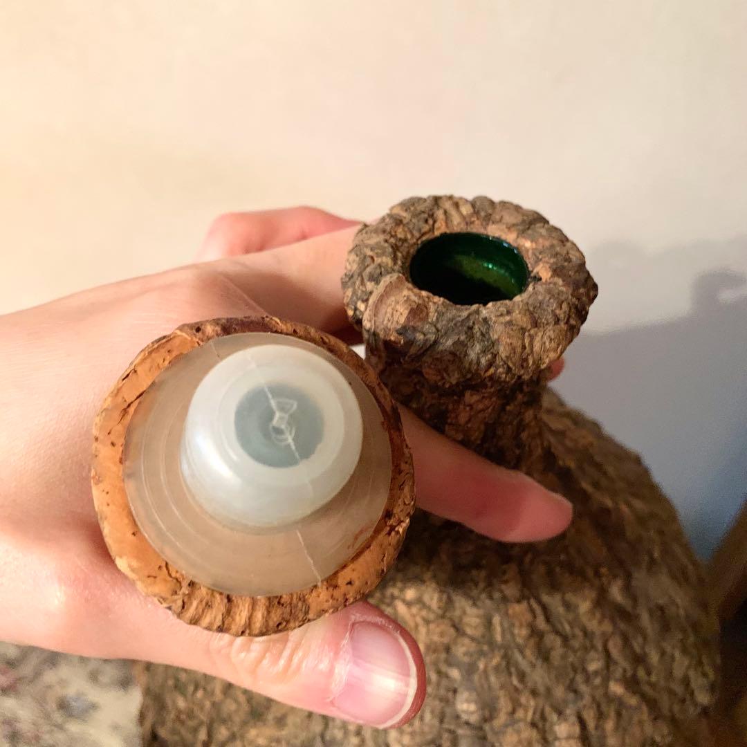 樹皮コルクで覆われたガラス瓶