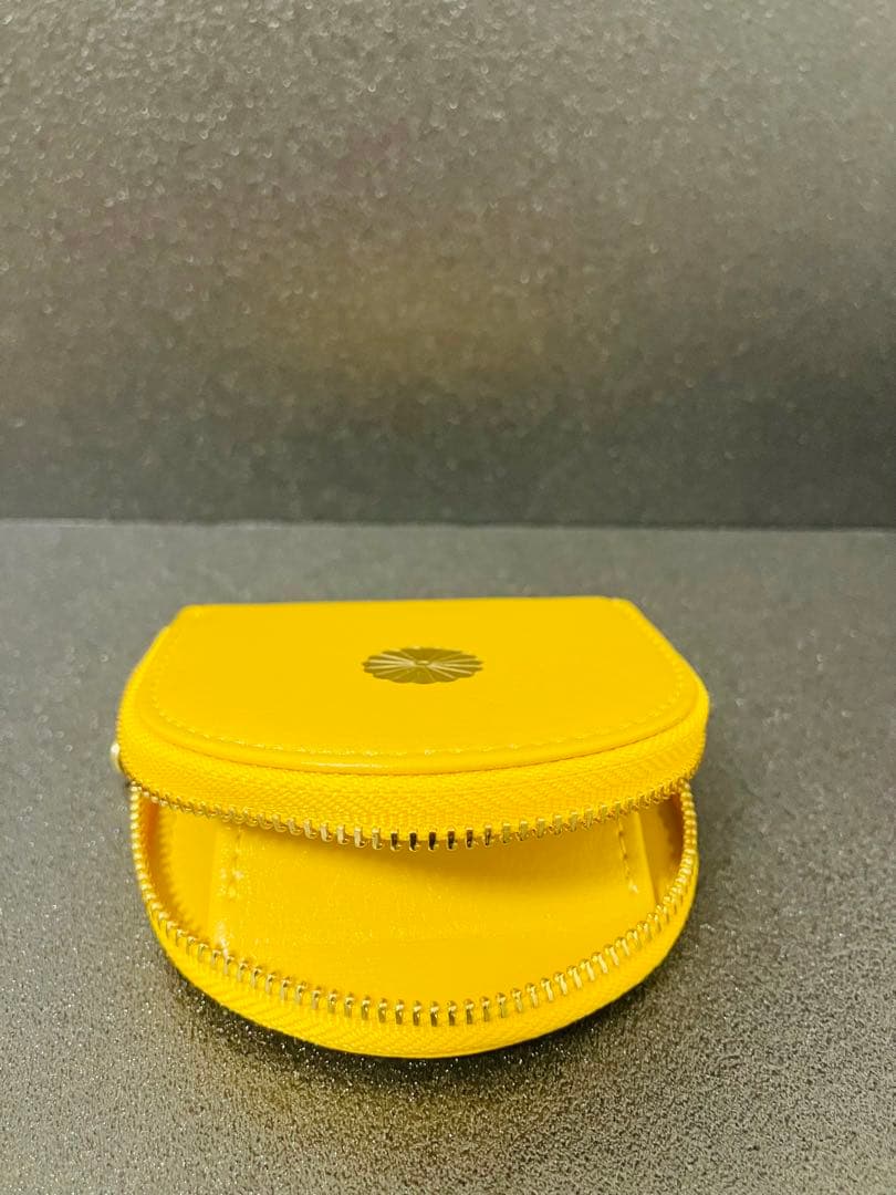 【皇居限定】菊の紋 イエロー馬蹄型小銭入ケース 黄色 財布 （新品未使用)
