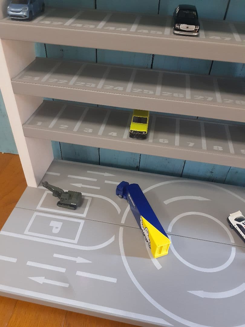 自作トミカ収納棚110台ロングトミカロータリー交差点付