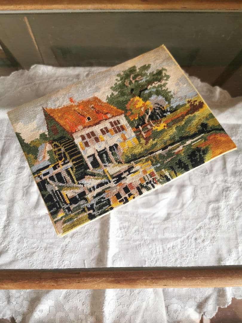 アンティーク イギリス ニードルワーク刺繍マット 水源 水と森と家と空 田園風景