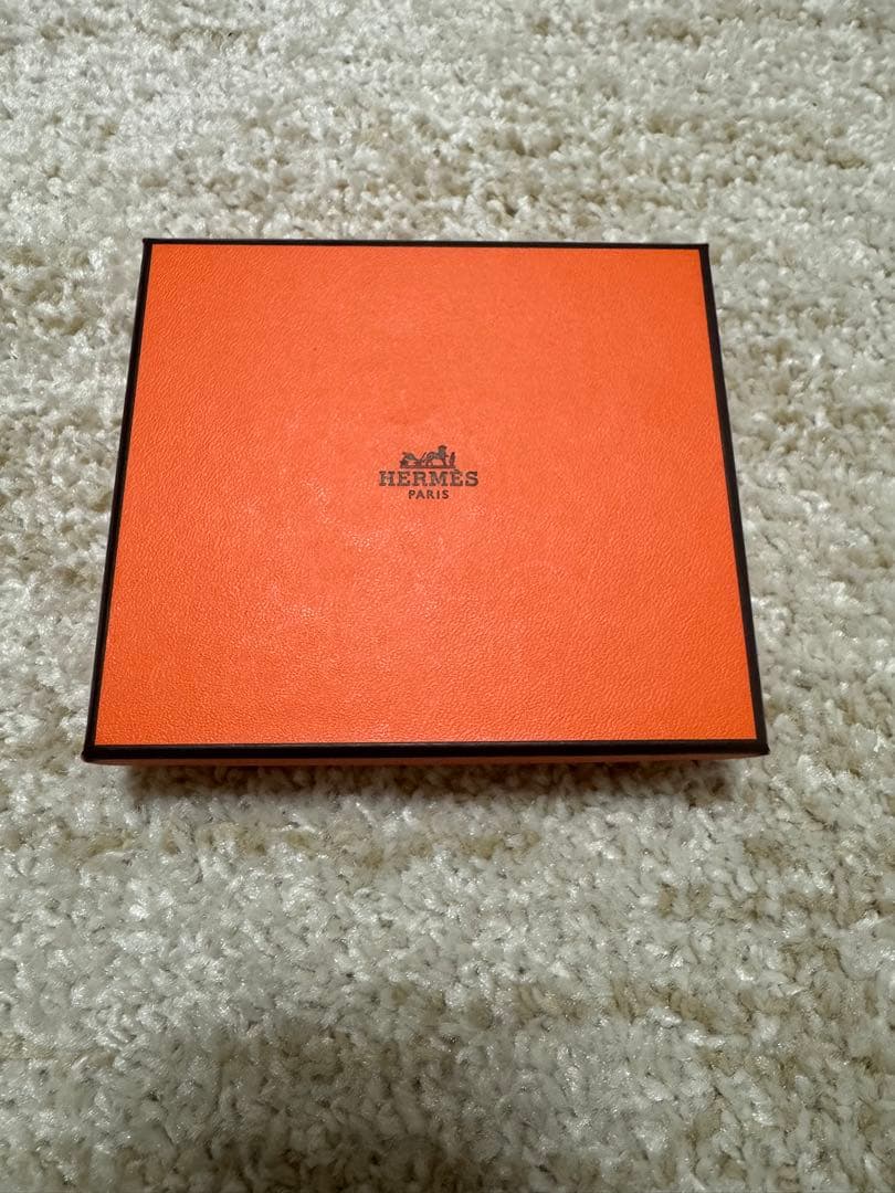 ほくろ　エルメス　シルクインコンパクト　エトゥープ