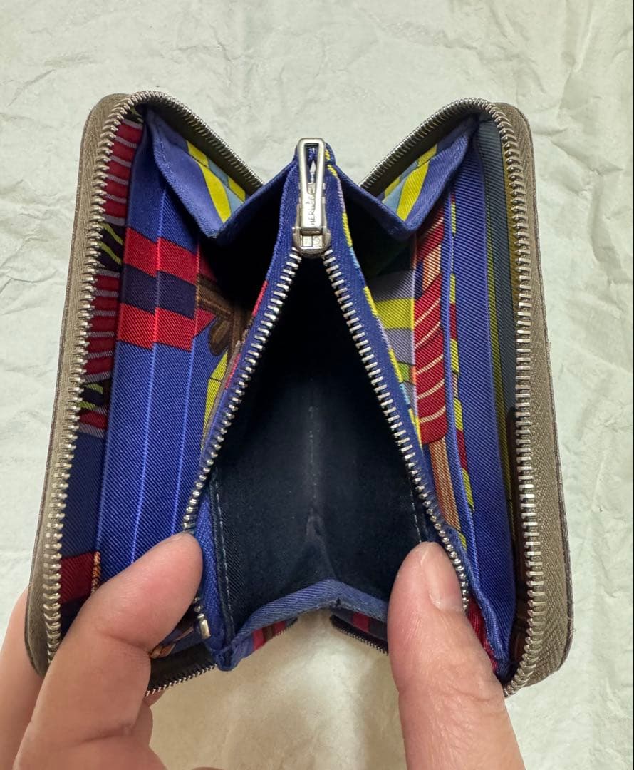 ほくろ　エルメス　シルクインコンパクト　エトゥープ