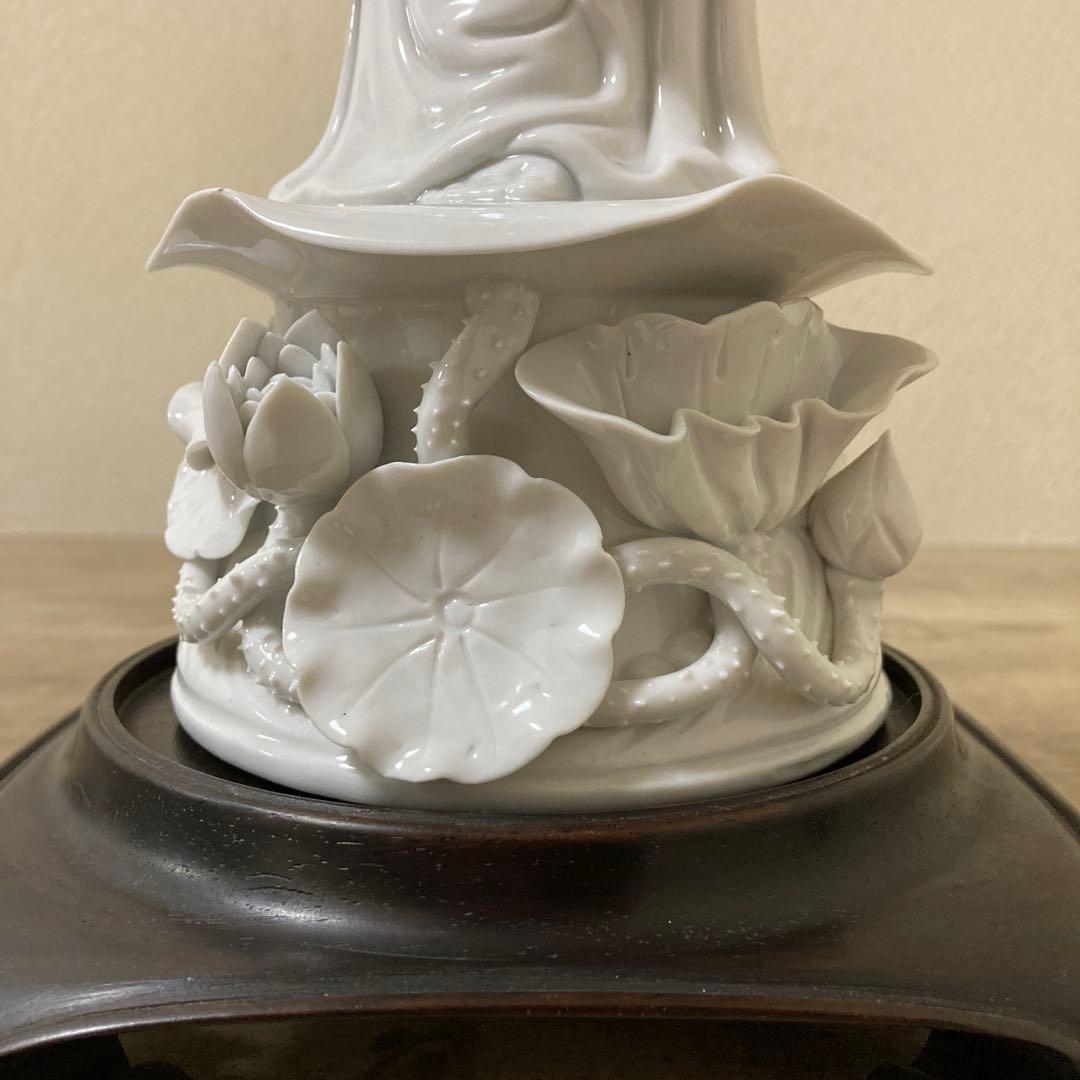 中国美術　白磁　蓮上観音立像　唐木台付　置物仏像〈検　徳化窯　観音菩薩　青磁