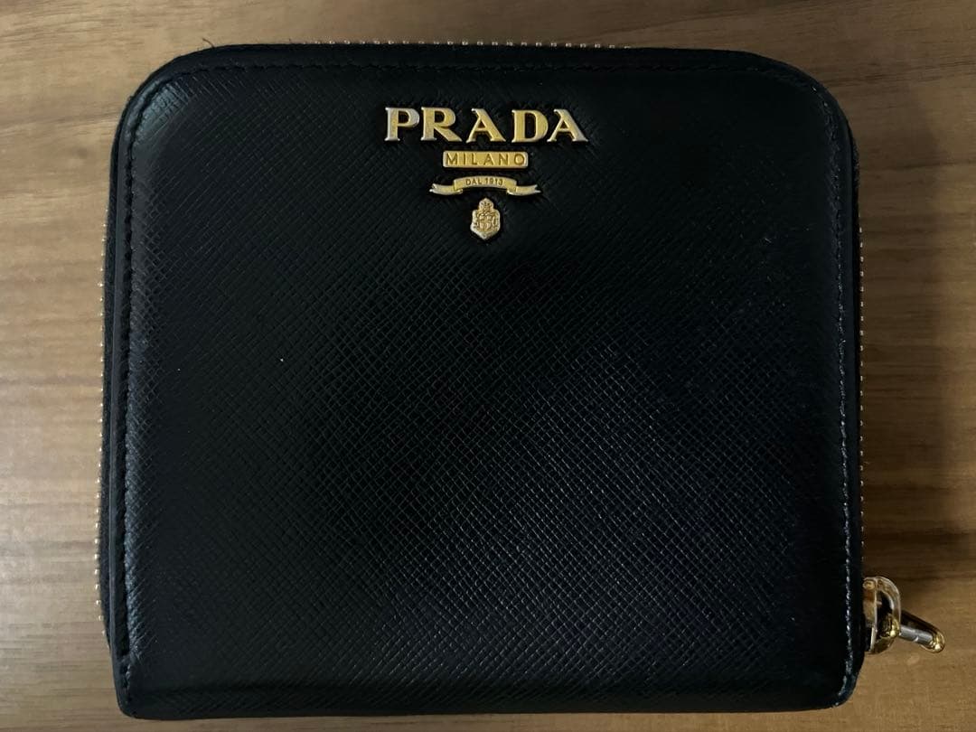 PRADA ブラック　レザー 二つ折り財布　サフィアーノ