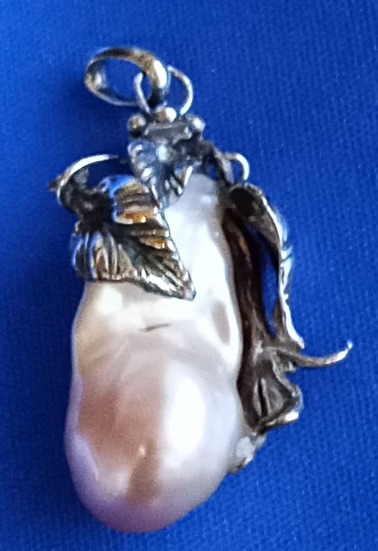 バロックパールとルビーのシルバー手作りペンダント。