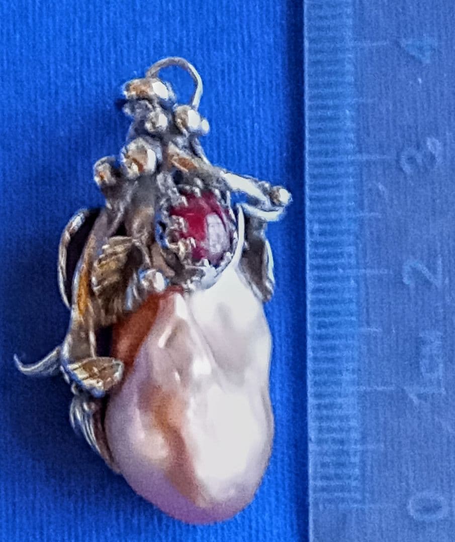 バロックパールとルビーのシルバー手作りペンダント。