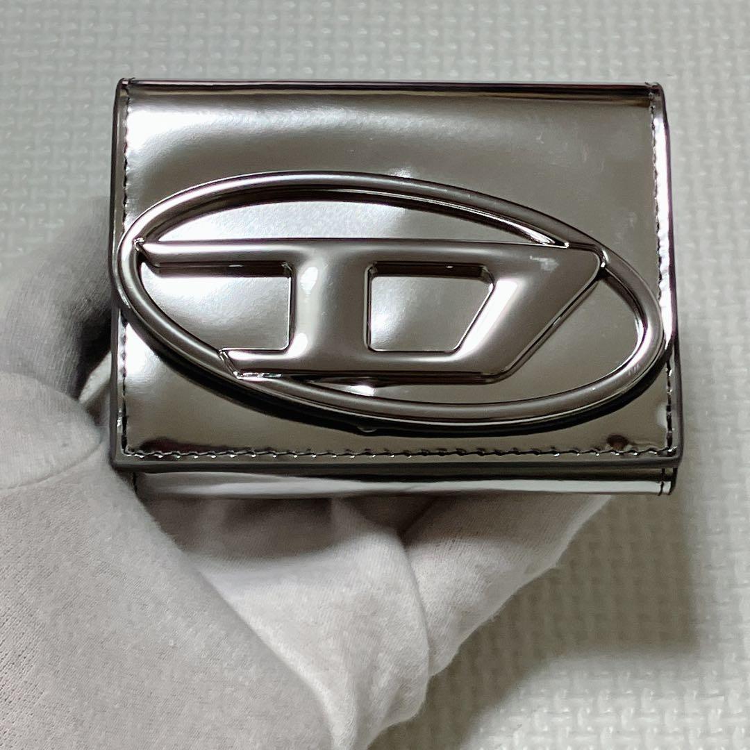 未使用　DIESELディーゼル　「D」ロゴ 三つ折り財布　シルバー　箱付き
