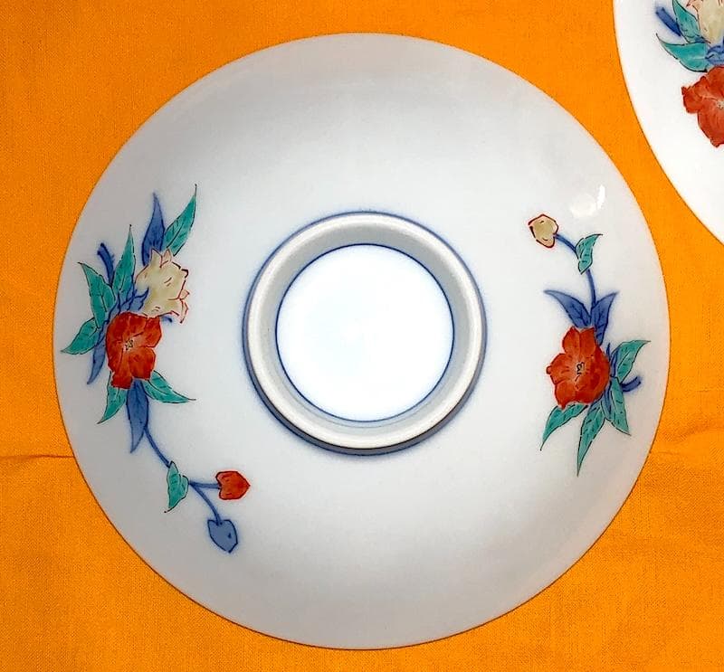 蓋物　十四代 柿右衛門 作　染錦　草花紋　無傷　在銘　共箱。