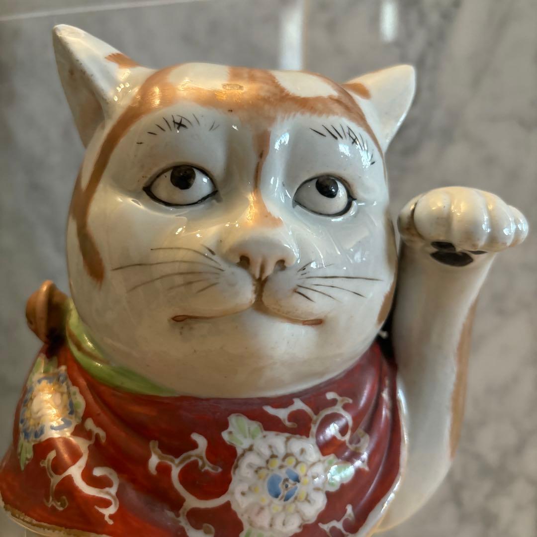 むち様アンティーク九谷焼妖艶な瞳や九谷焼独特の金彩や色彩が美しい存在感抜群招き猫