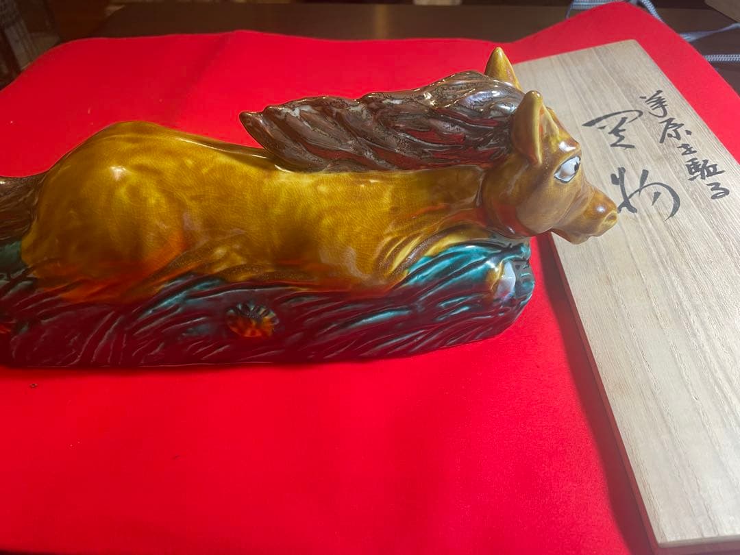朝蔵五十吉　九谷焼陶器製馬の干支置物 木製台座付き