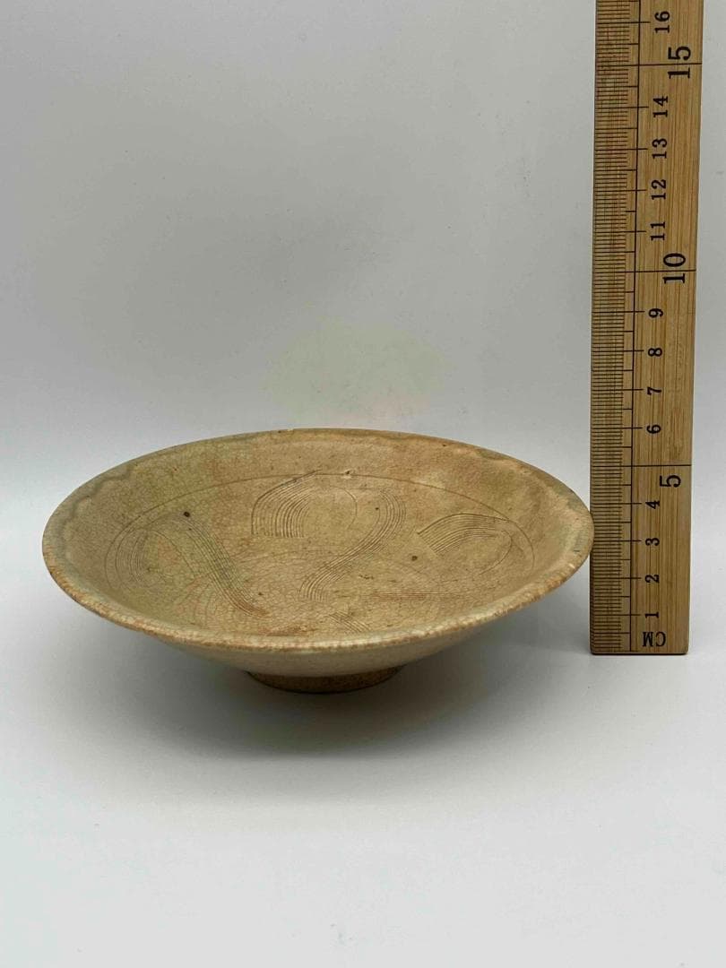 宋時代　青磁流水文茶盞　高台に【元旦】文字入り　景徳鎮　唐物　(D-96)