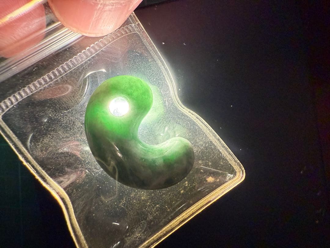 糸魚川翡翠‼️小滝産地‼️勾玉‼️大変に美しい柄‼️希少‼️破格出品‼️送料無料‼️