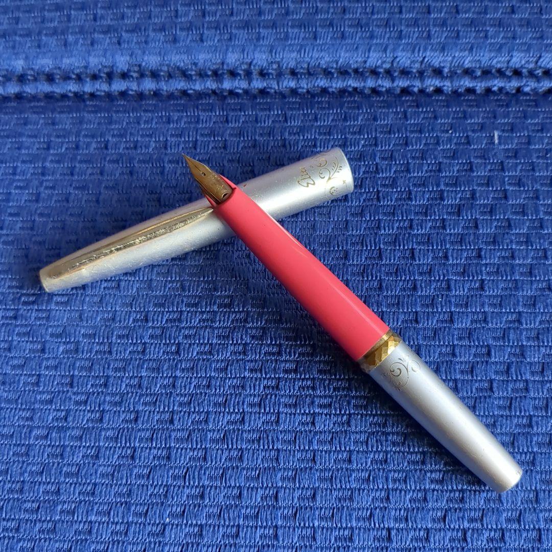 シルバーとピンクの万年筆