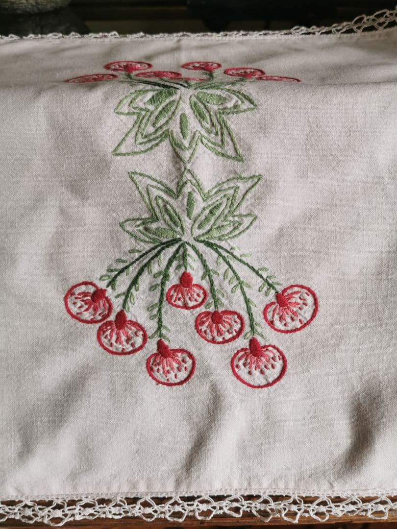 アンティークフランス サクランボに似た花刺繍の桜色ランナー ニードルワークレース