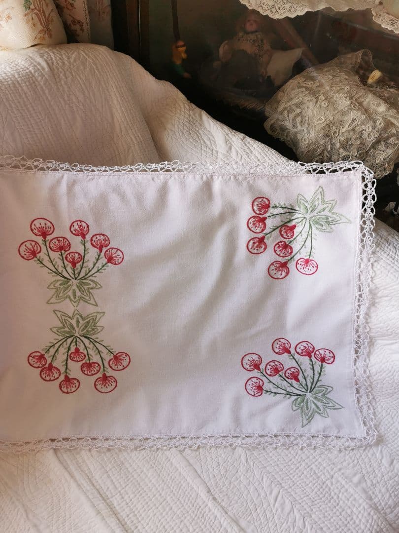 アンティークフランス サクランボに似た花刺繍の桜色ランナー ニードルワークレース