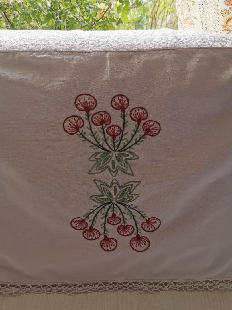 アンティークフランス サクランボに似た花刺繍の桜色ランナー ニードルワークレース