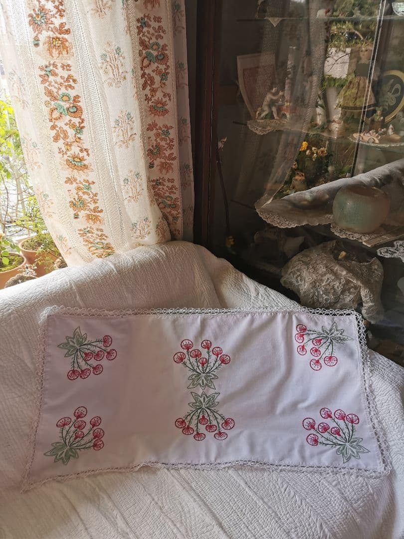 アンティークフランス サクランボに似た花刺繍の桜色ランナー ニードルワークレース