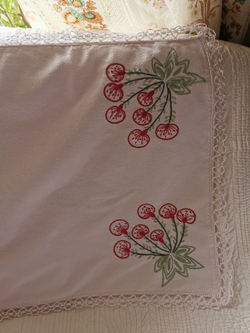 アンティークフランス サクランボに似た花刺繍の桜色ランナー ニードルワークレース