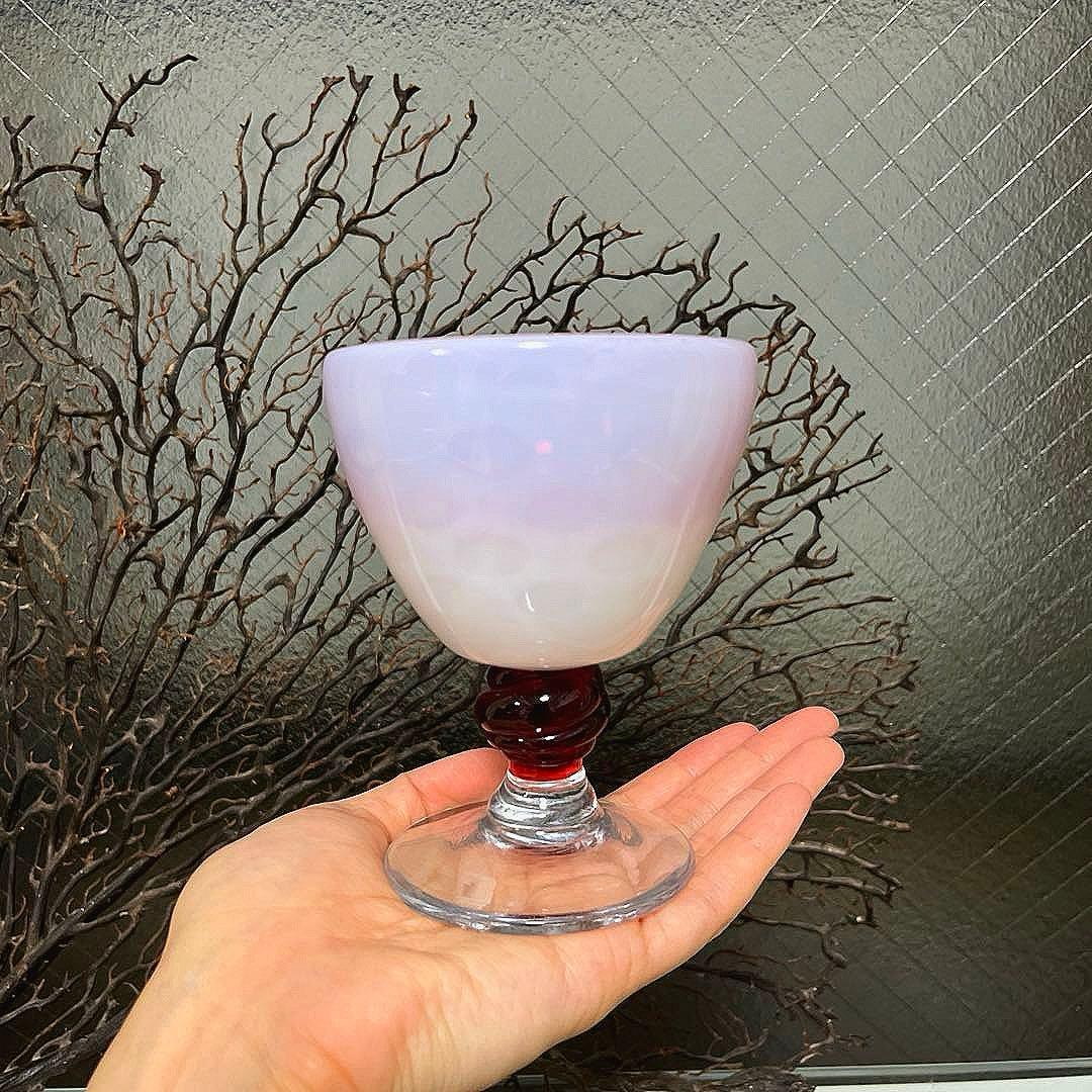 骨董　レトロガラス　赤フチ乳白色暈し　水玉紋　貝巻き脚付　氷コップ　復刻品