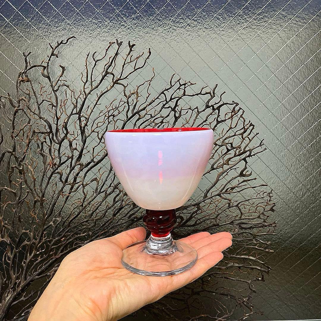 骨董　レトロガラス　赤フチ乳白色暈し　水玉紋　貝巻き脚付　氷コップ　復刻品