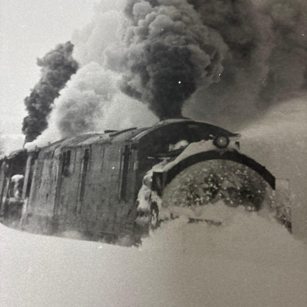蒸気機関車 雪の中 モノクロ写真