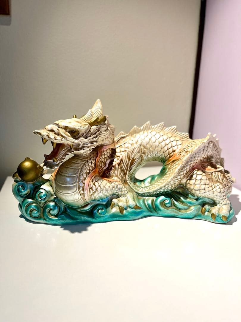 ドラゴンの陶器置物