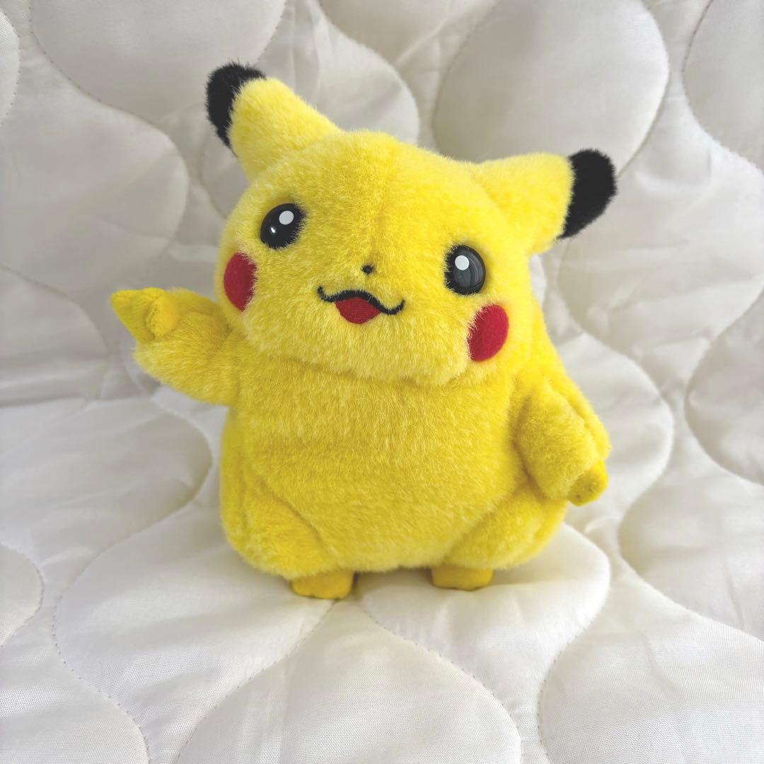 ピカチュウ　ピース　ぬいぐるみ　トミー