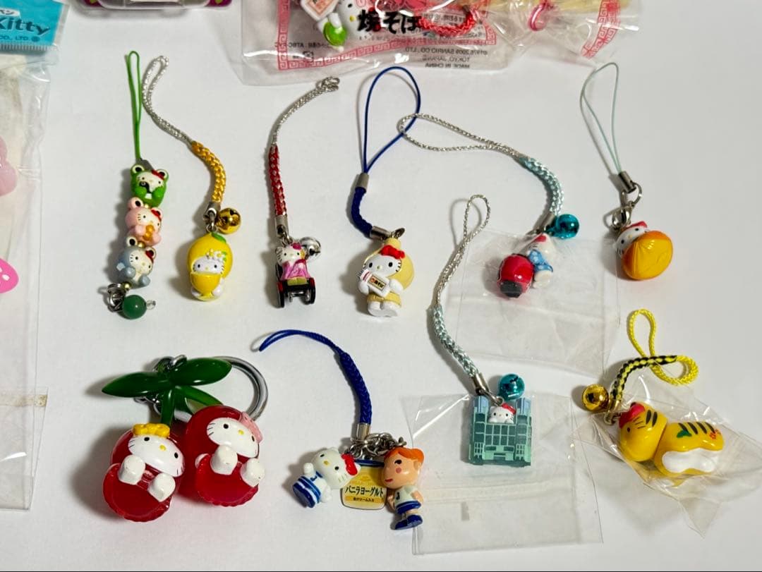 【まとめ売り】ご当地キティ 限定版ストラップとペンセット