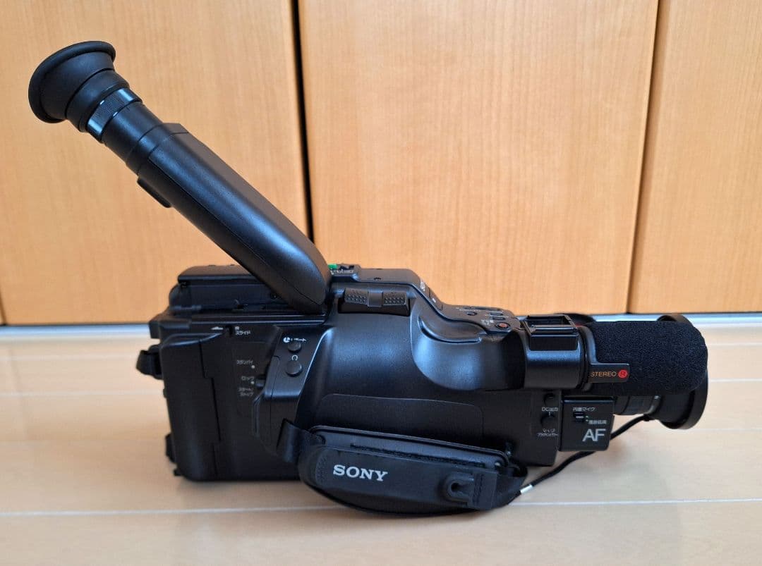 【メルカリ便】ビデオカメラ　SONY　CCD-V700