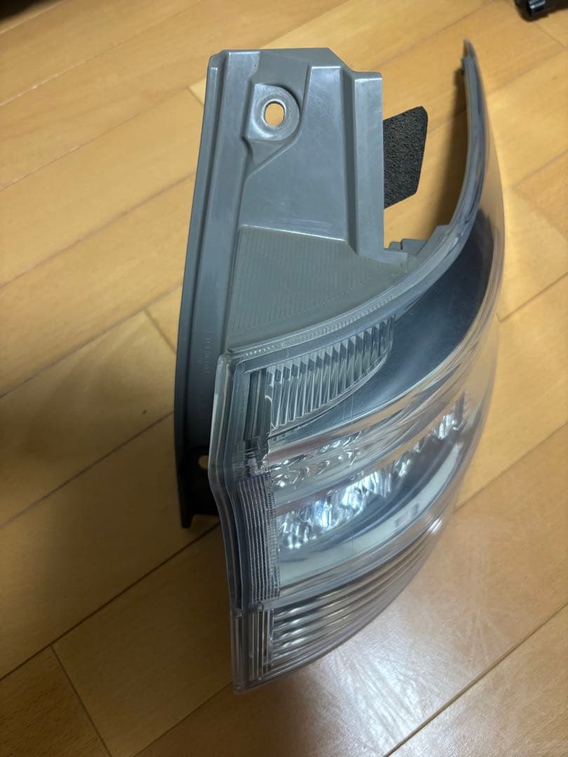 エスティマハイブリッドAHR20テールランプセット かなり薄いブルータイプ
