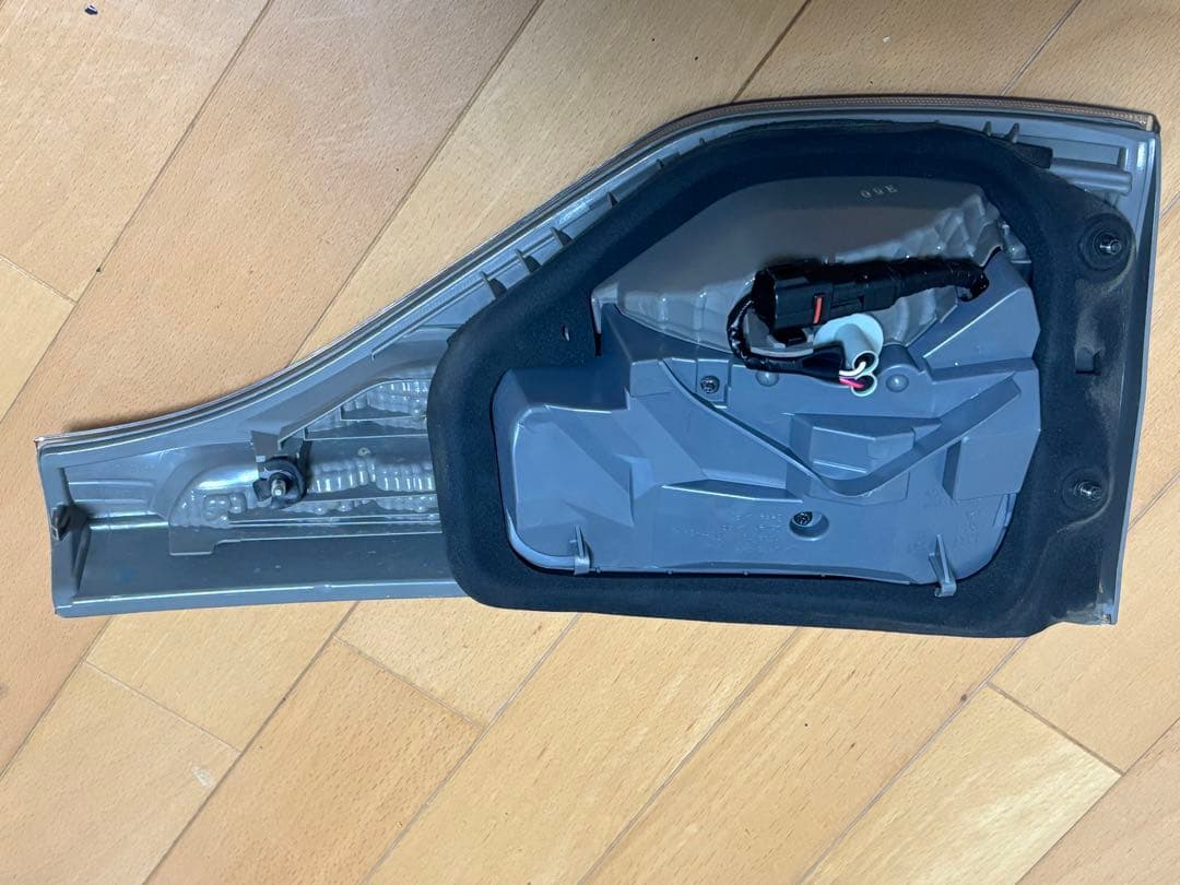 エスティマハイブリッドAHR20テールランプセット かなり薄いブルータイプ