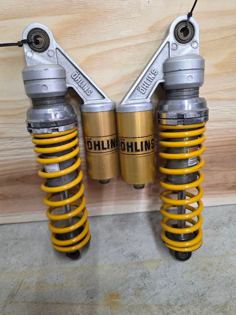 ÖHLINS ダブルショックサスペンション