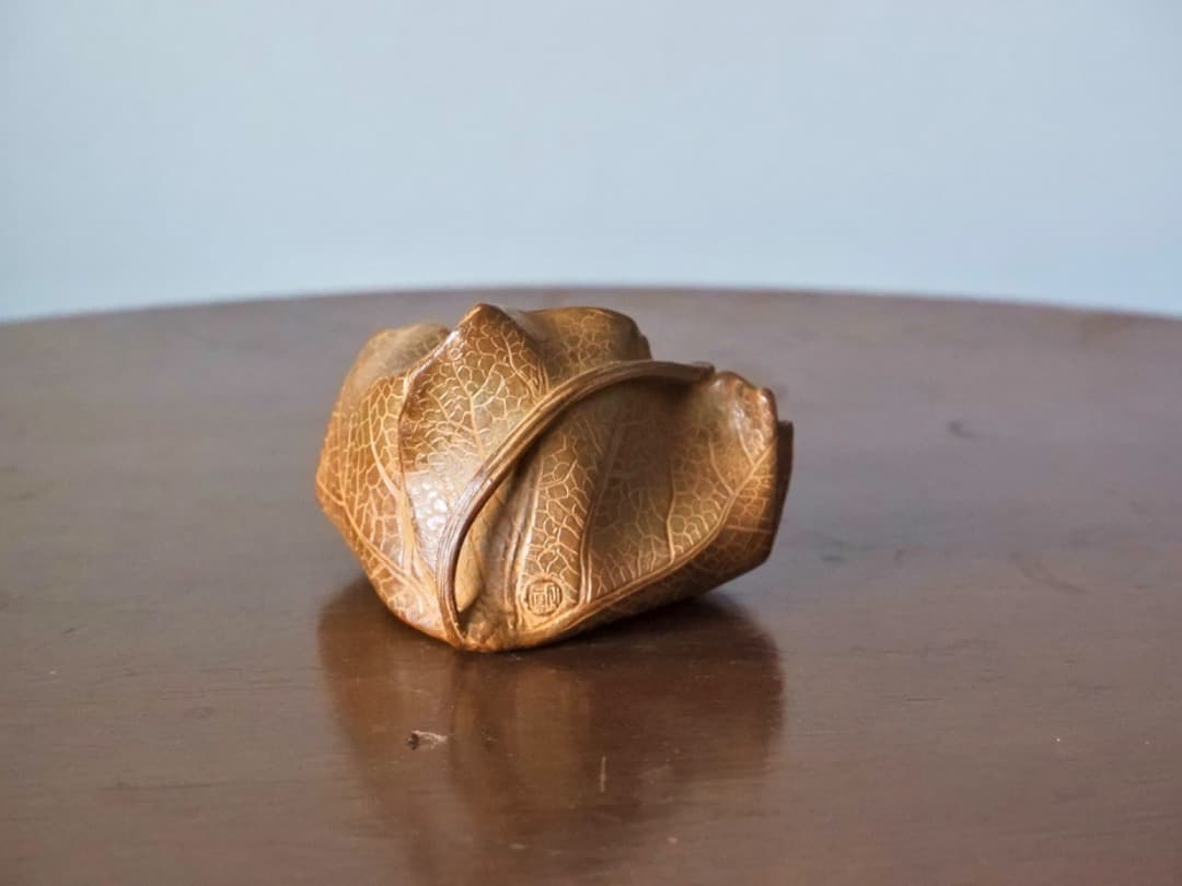 須賀月真　蝋型鋳銅　葉型　置物　物入れ　金属工芸　330.5g　箱付　Q2306