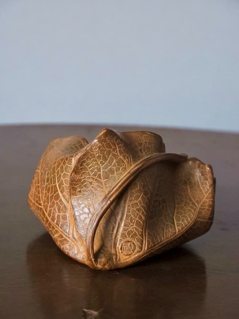 須賀月真　蝋型鋳銅　葉型　置物　物入れ　金属工芸　330.5g　箱付　Q2306