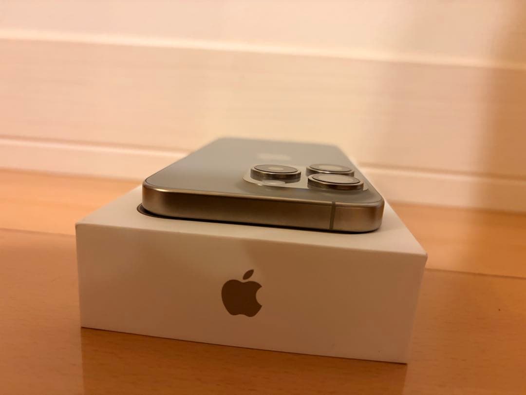 Apple iPhone 15 Pro ナチュラルチタニウム +新品ケース類あり
