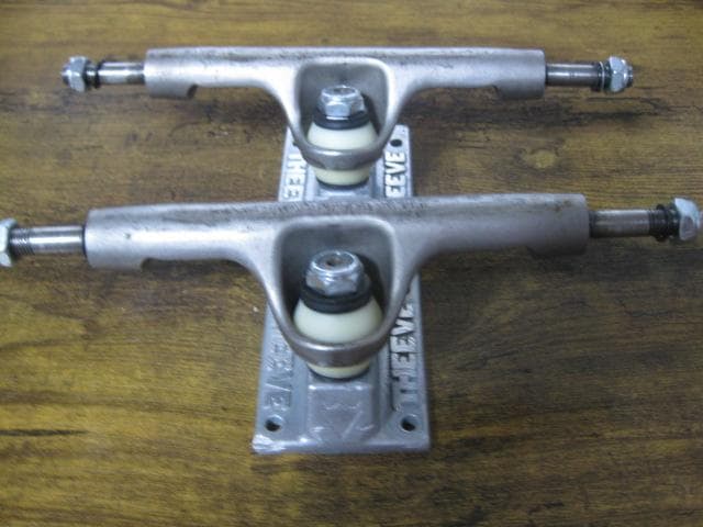 x*z様 スケートボード トラック　　THEEVE　TRUCK　　TIH　５．５