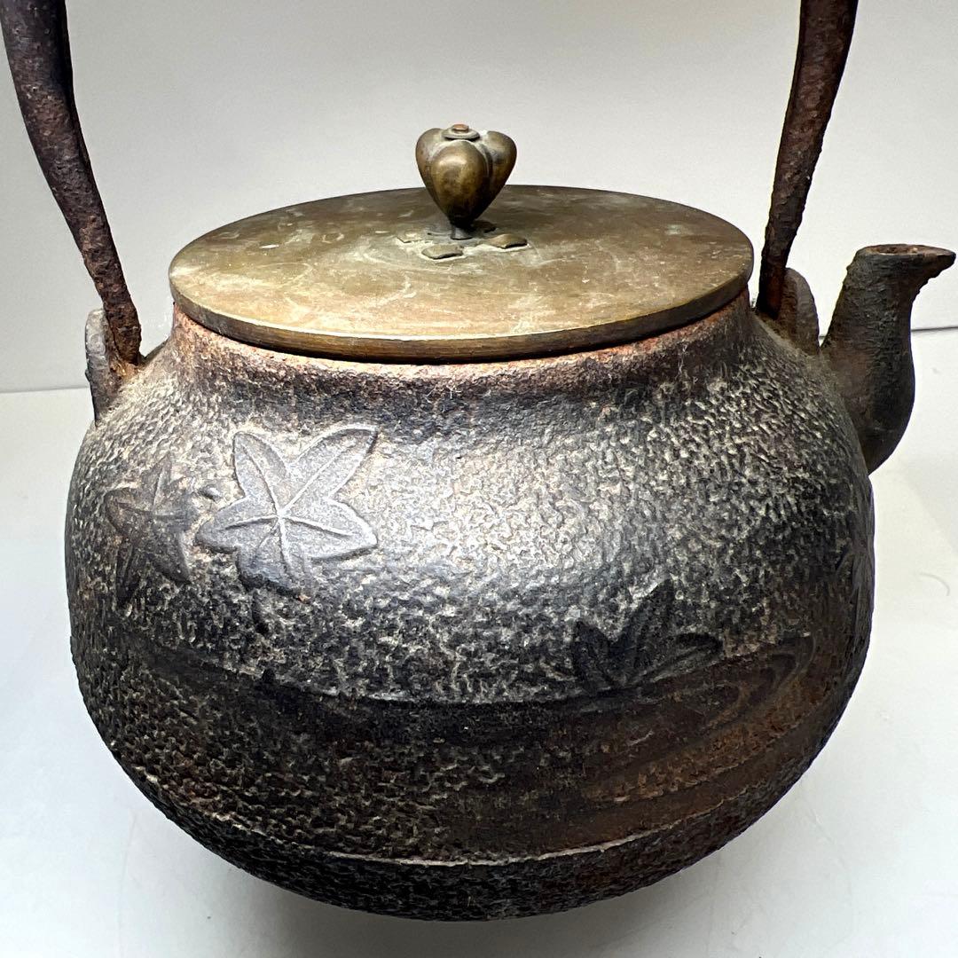 龍文堂　紅葉陽刻鉄瓶　高さ約21㎝/1621g 東Y7-1209☆2Fトヒチサ