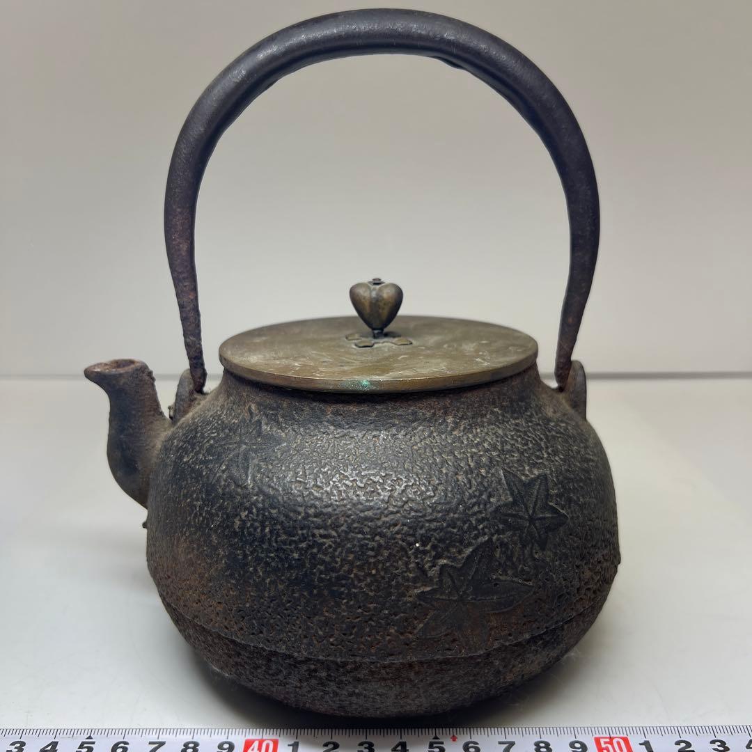 龍文堂　紅葉陽刻鉄瓶　高さ約21㎝/1621g 東Y7-1209☆2Fトヒチサ