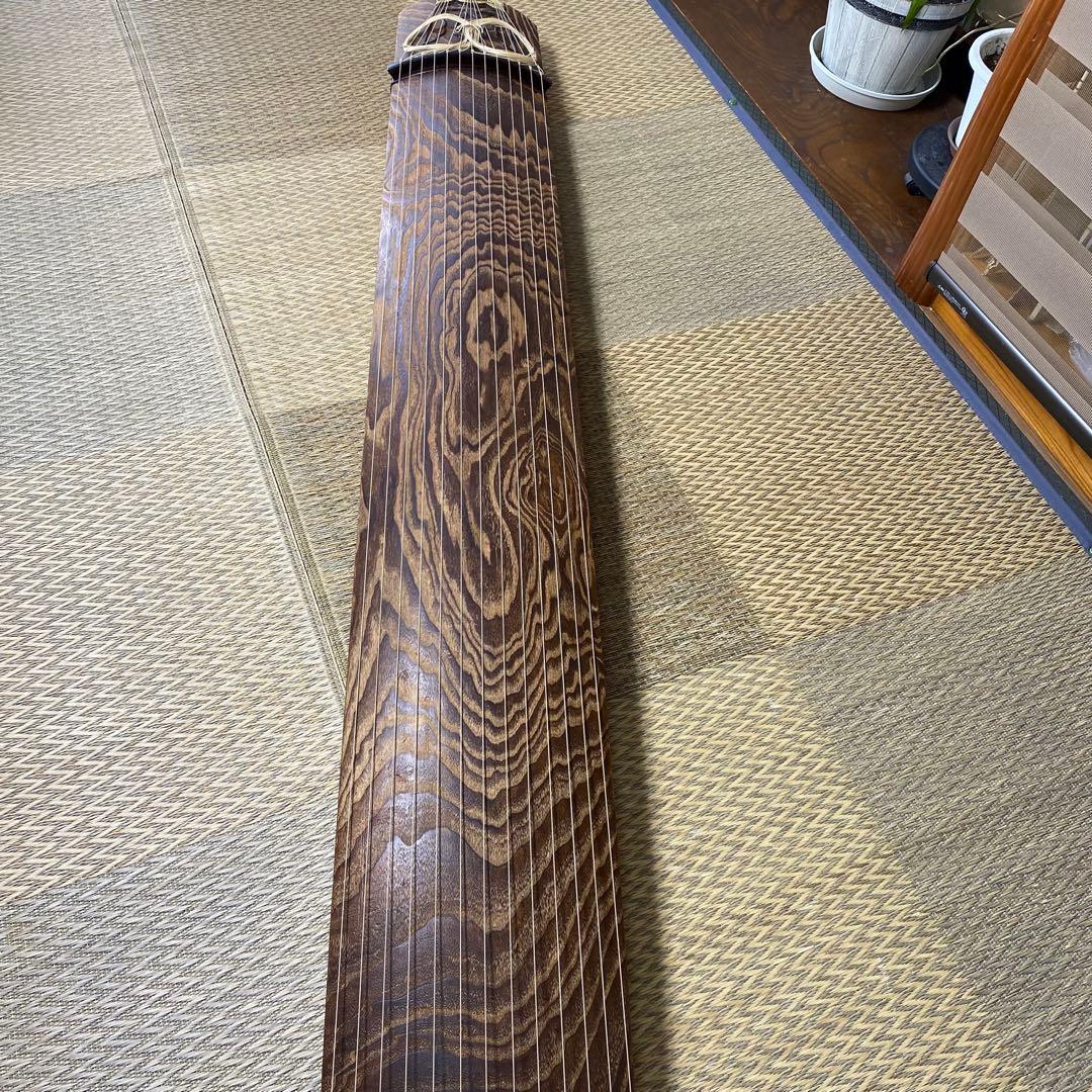 お琴　和楽器　くり甲　綾杉彫　【直接引き取り可能】 【送料込み条件有り】専用台付