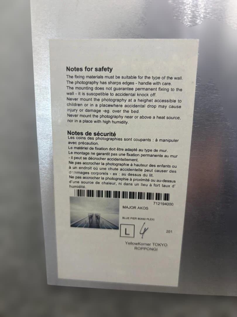 静謐な海と桟橋のモノクロアート「BLUE PIER」｜MAJOR AKOS 限定