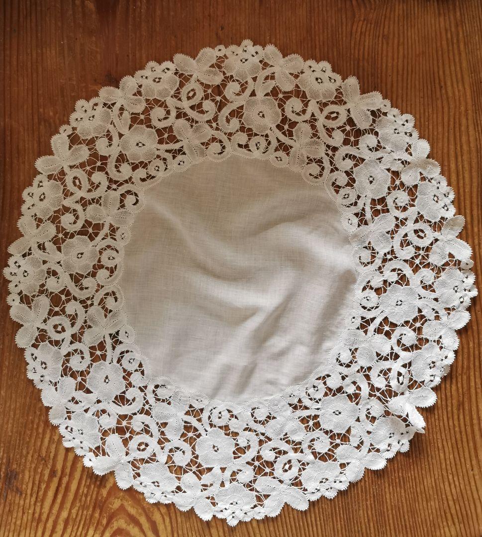 アンティークブルージュ 薔薇と三つ葉の草花紋 柔らかなボビンレースφ60ドイリー