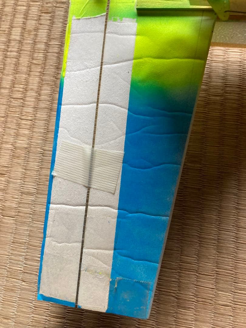 エレベーター等のヒンジ代わりに透明テープを使い作成したグライダー手渡し限定です。