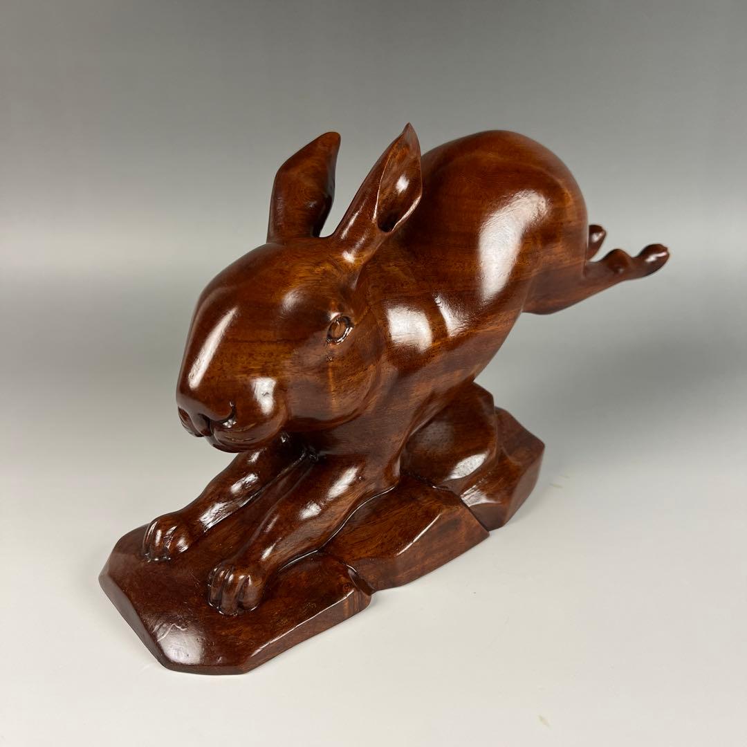 木製跳ねるウサギの彫刻　艶のある美しいうさぎ　躍動感　縁起物　干支 波兎
