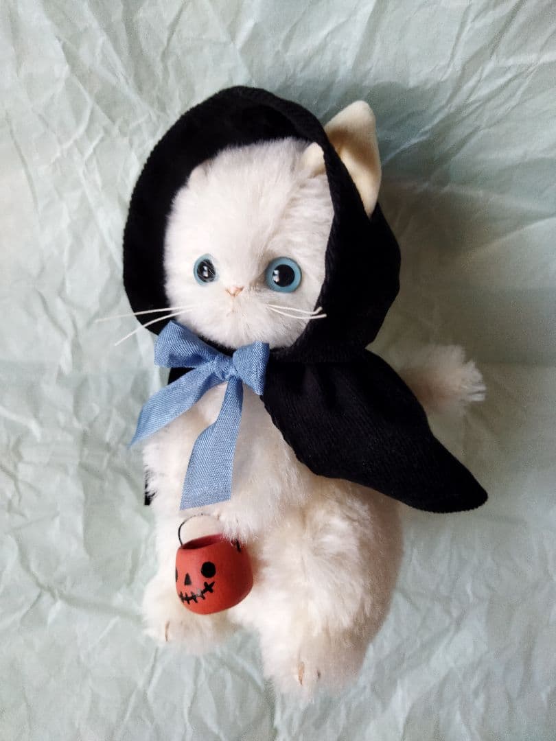⭐︎もも⭐︎ハロウィン黒マントの白ねこさん　Paricoさま　アーティストベア
