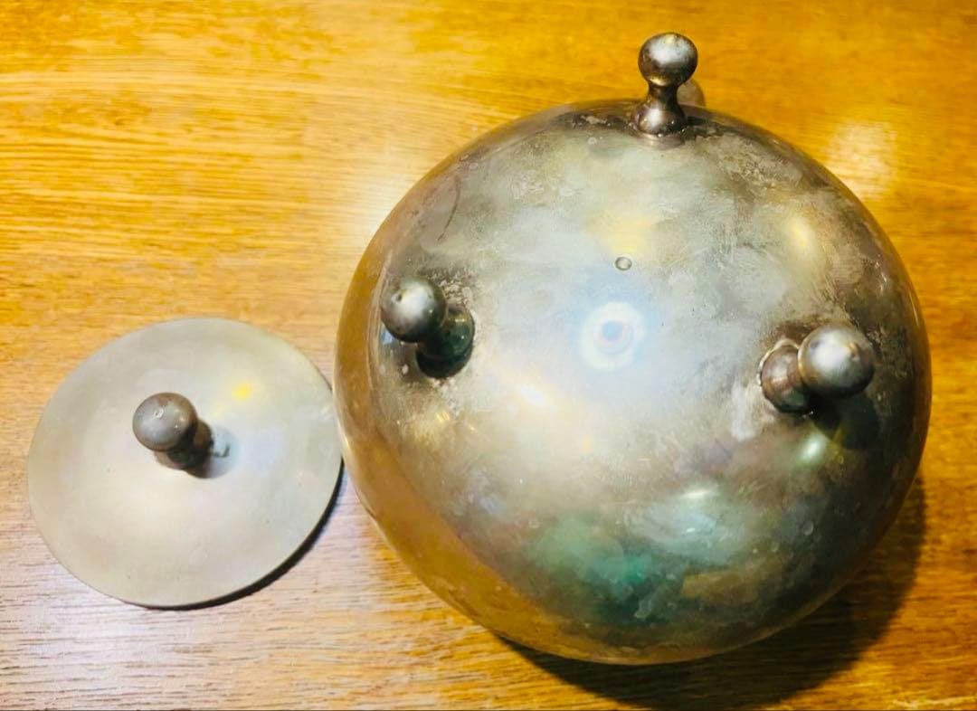 美しきシルバー製ポット