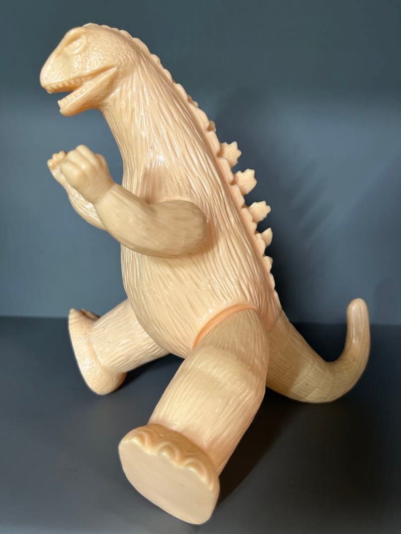 ゴジラ　肌色成形　両足刻印無し　ブルーのゴジラは比較用です出品ではありません。