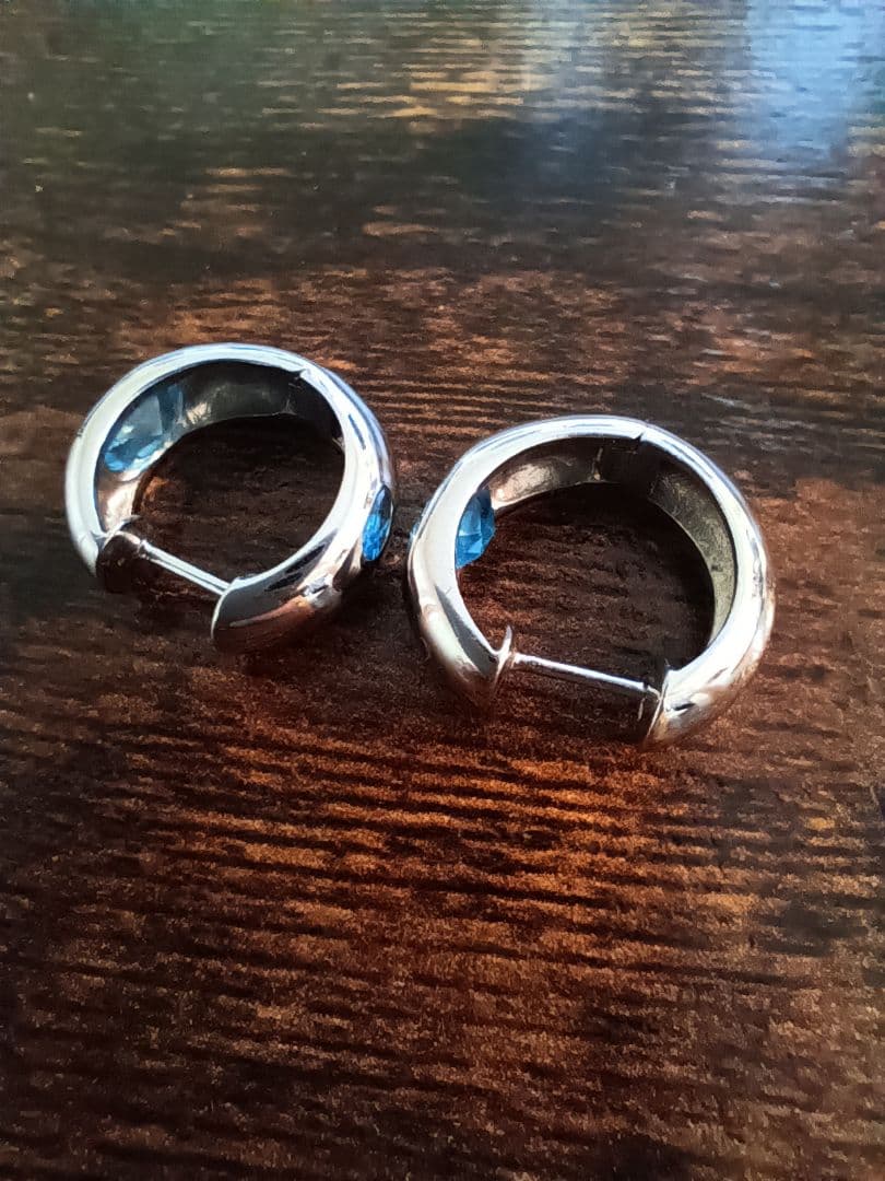 K14WGフープピアス 青いストーン付き