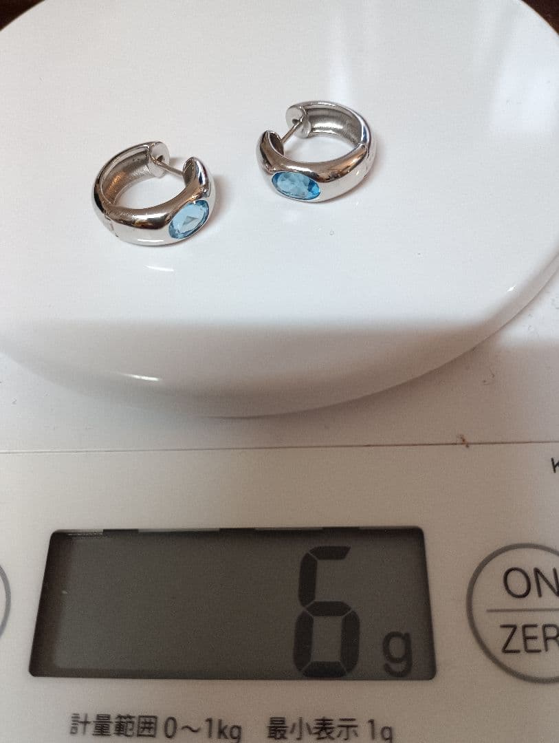 K14WGフープピアス 青いストーン付き